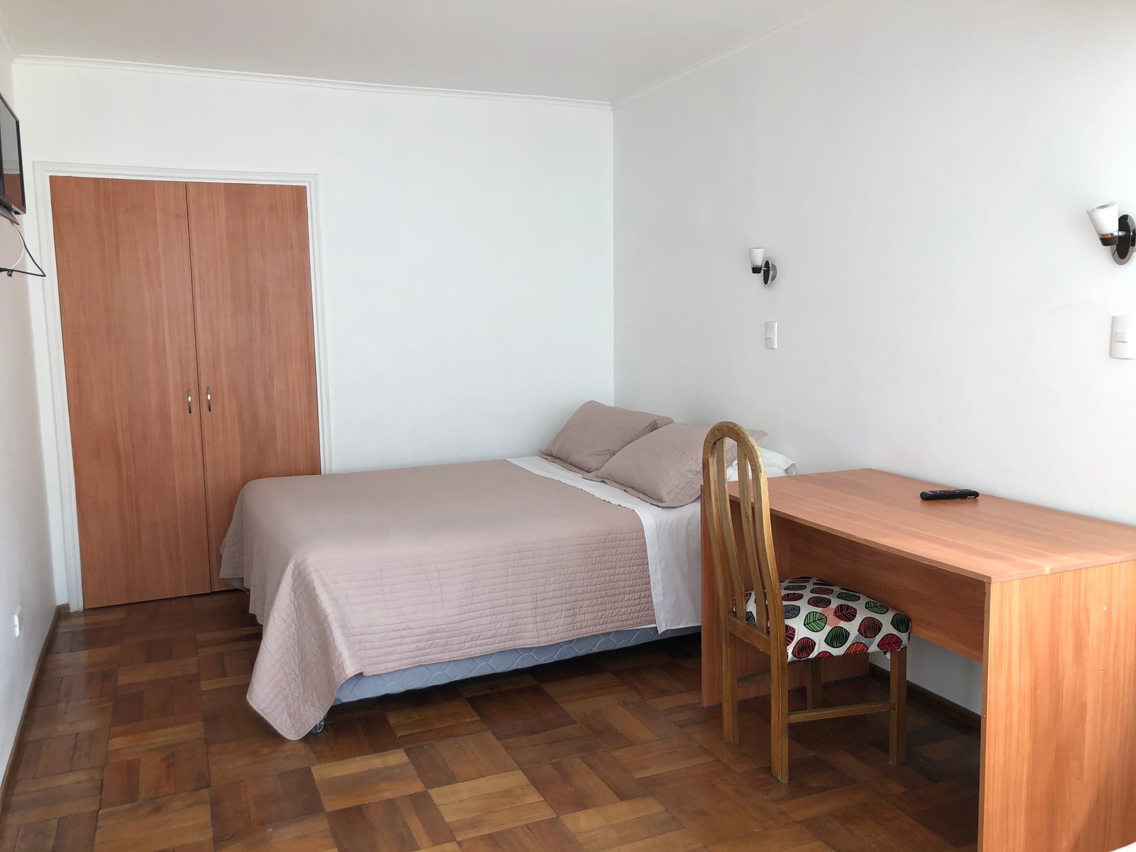 Habitación triple con baño privado externo del Hostal Recreo en Recreo, Viña del Mar