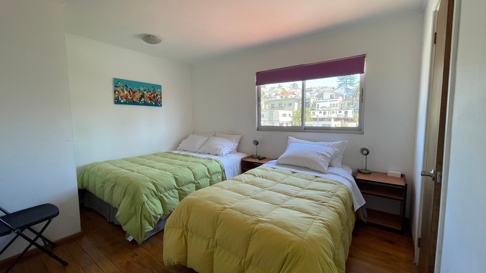 Habitación triple con baño en suite del Hostal Recreo en Recreo, Viña del Mar